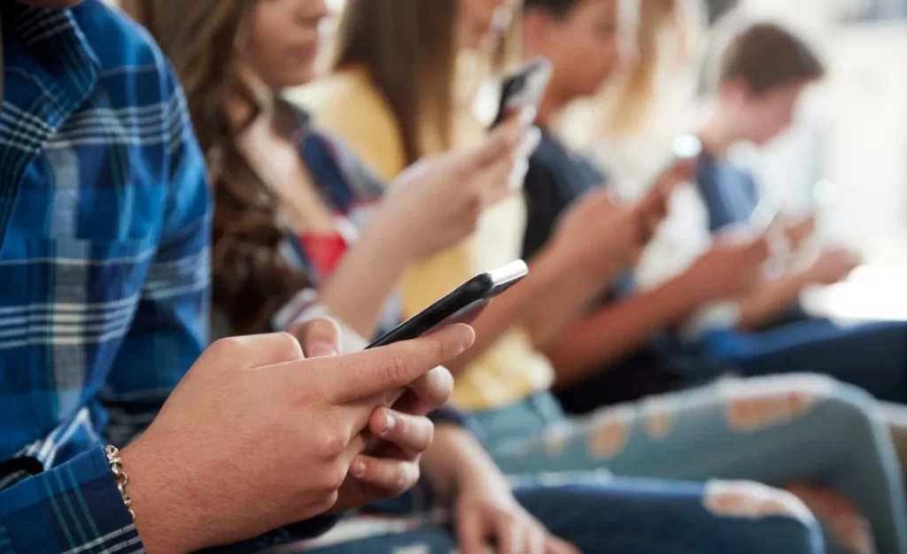 Should cell phones be banned from American classrooms