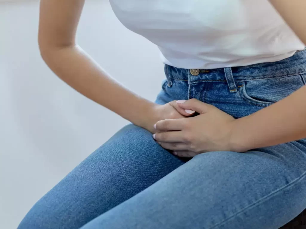 The amount of increased uric acid in the body can cause many problems. Such as joint pain, swelling, stiffness, the problem with the thumb, difficulty in moving hands and feet, kidney stones, diabetes, and serious problems like blood pressure arise.