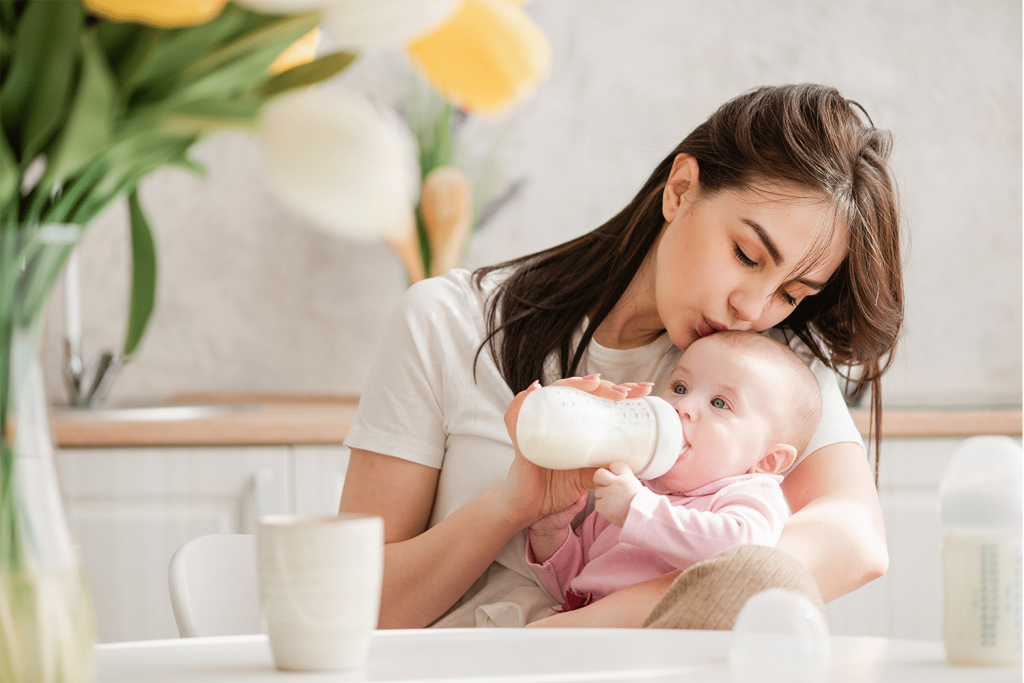 What Working Moms Should Know About Formula Feeding